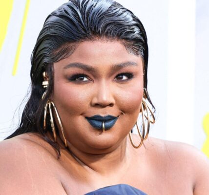 Lizzo Puts Her Extreme Weight Loss On Display In New Snaps
