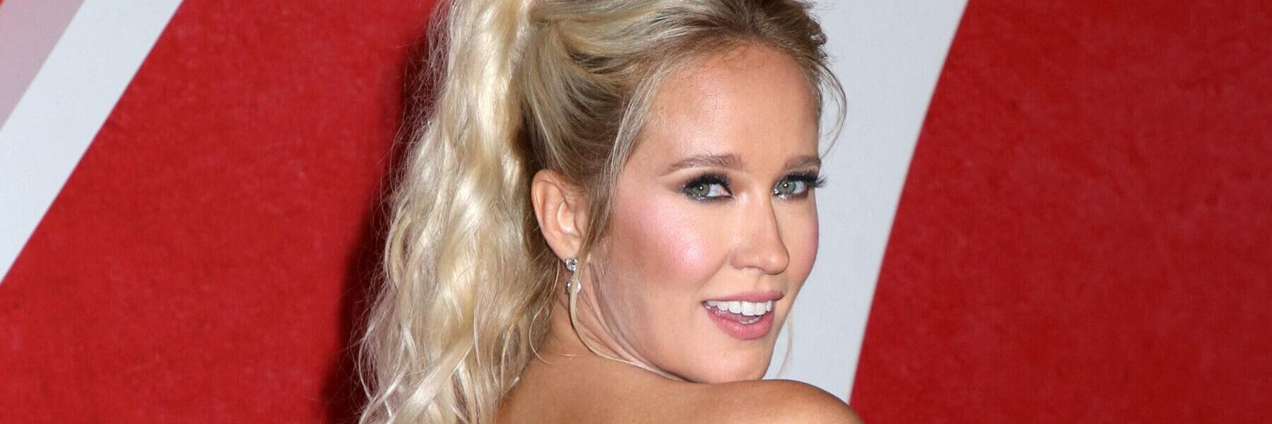 Anna Camp Kisses Another Woman After Revealing New Relationship