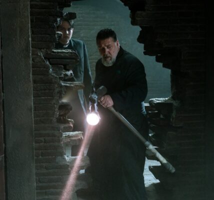 Russell Crowe's Spooky Pope Movie Is A Must-Watch For Hulu Users