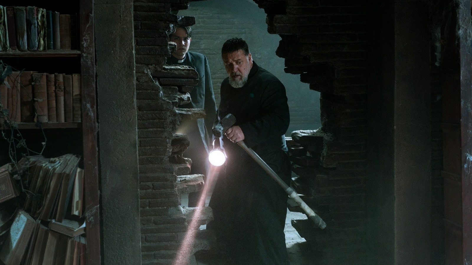 Russell Crowe's Spooky Pope Movie Is A Must-Watch For Hulu Users