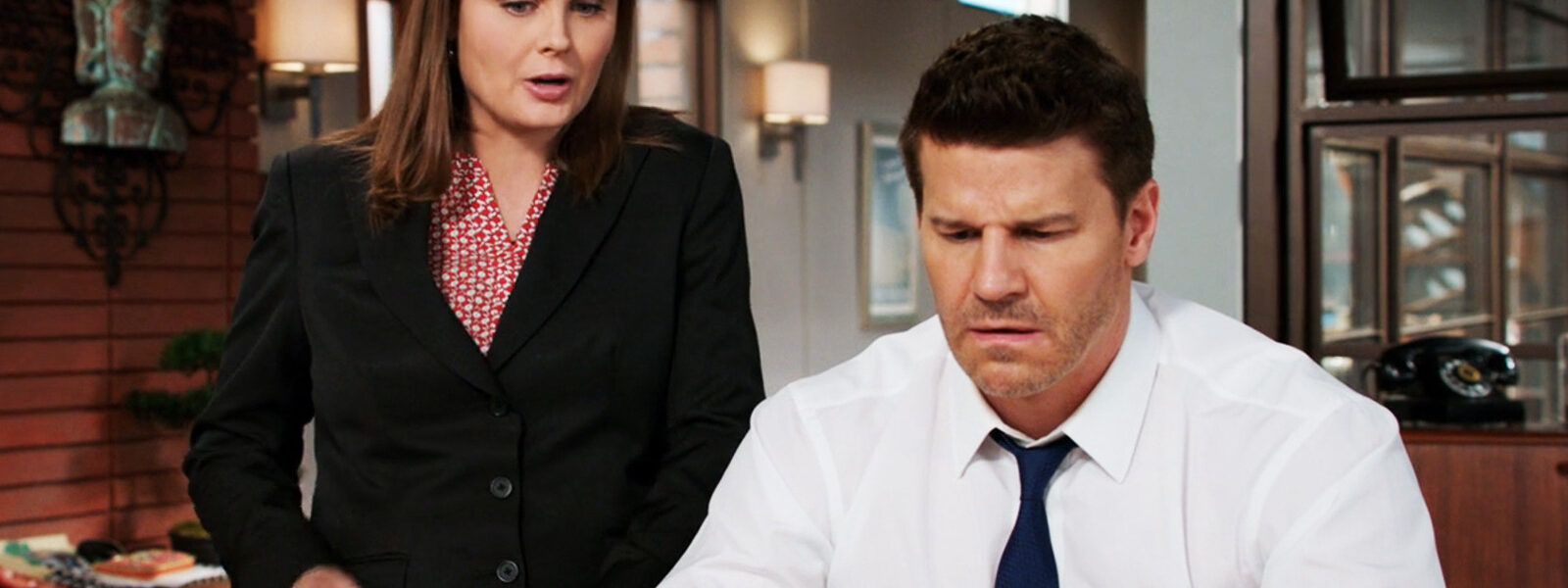 The Creepy Bones Prop That Emily Deschanel Gifted To David Boreanaz