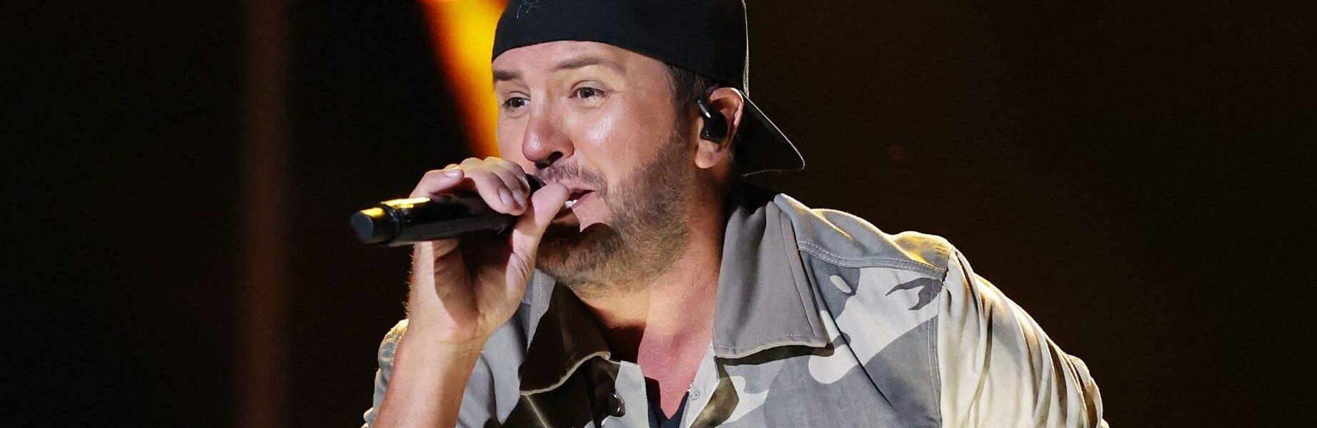 Luke Bryan Stops Tour Mid-Show To Refund Fans After Vocal Struggles