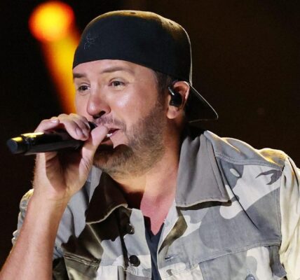 Luke Bryan Stops Tour Mid-Show To Refund Fans After Vocal Struggles