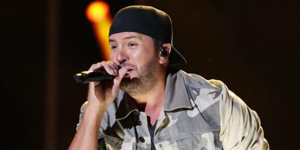 Luke Bryan Stops Tour Mid-Show To Refund Fans After Vocal Struggles