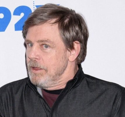 Fans 'Lose Respect' For Mark Hamill For Charging 'Absurd' Autograph Amount