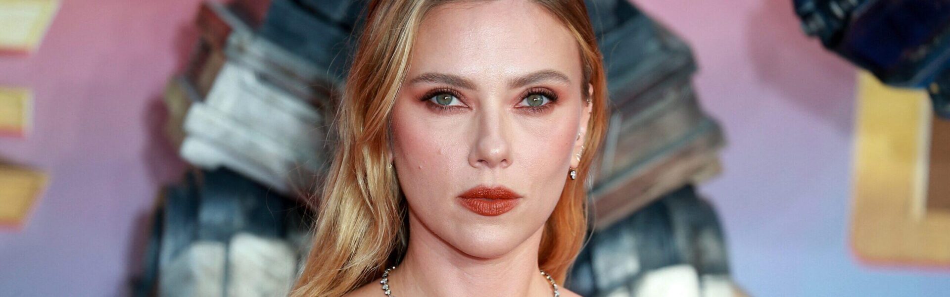 Scarlett Johansson Kisses Her Co-Star Jonathan Bailey Again