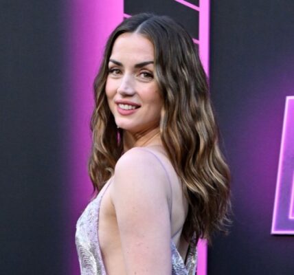 Ana de Armas Reads AI Girlfriend Novel Amid Tom Cruise Getaway