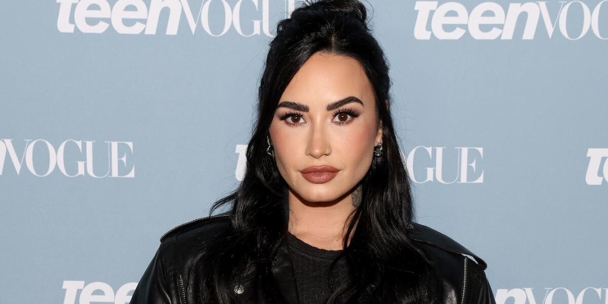 Demi Lovato Eating Frozen Yogurt Again at The Bigg Chill