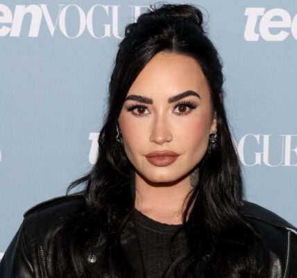 Demi Lovato Eating Frozen Yogurt Again at The Bigg Chill