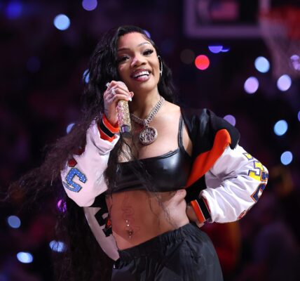GloRilla Turns Up The Heat For Fan With SPICY Dance At 'GloBash' Concert