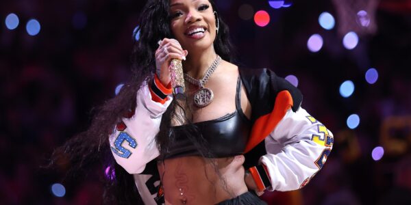 GloRilla Turns Up The Heat For Fan With SPICY Dance At 'GloBash' Concert