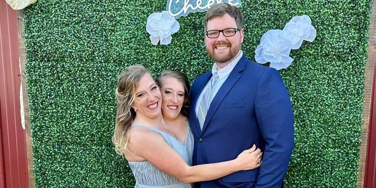 Conjoined Twins Abby and Brittany Hensel Spotted on Rare Outing