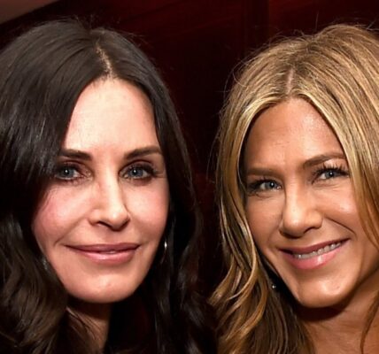 Friends Stars Jennifer Aniston and Courteney Cox Share Sweet Selfie